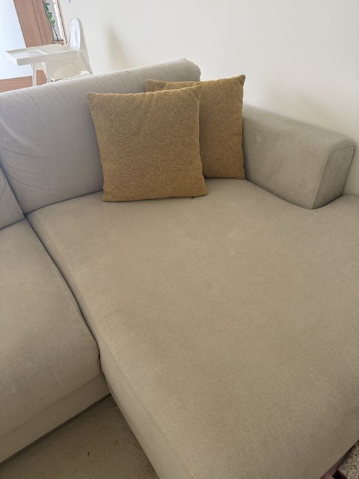 Sofá com chaise long e puff, com tecido fe alta qualidade laválel