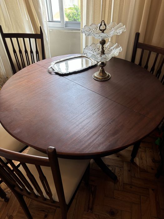 Mesa redonda madeira com seis cadeiras