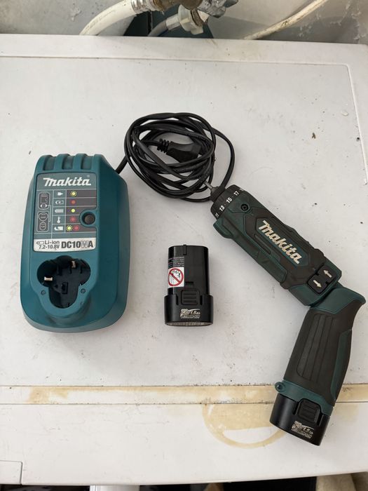 aparafusadora articulada reta Makita DF012D
