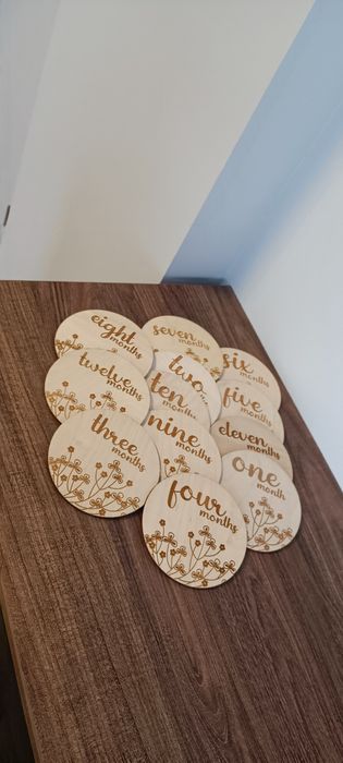 Набір дерев'яних картинок для фотосесії по місяцях.