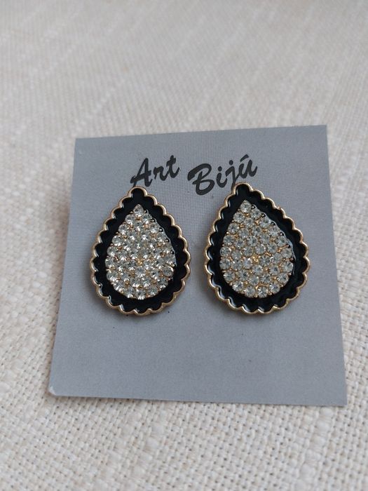 Brincos em forma de gota com pedras brilhantes e pretas