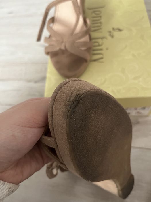 Beżowe sandałki na koturnie