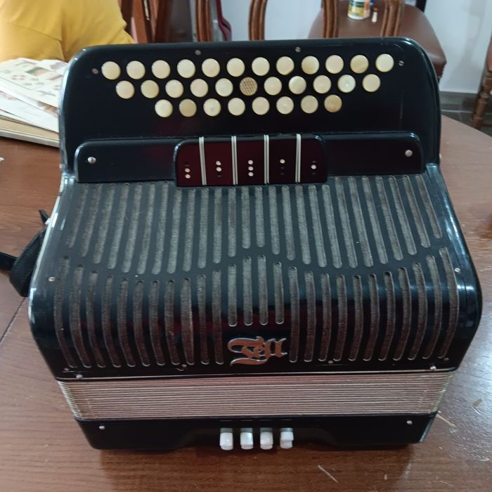 Vendo concertina  toda restaurada como se vem nas fotos