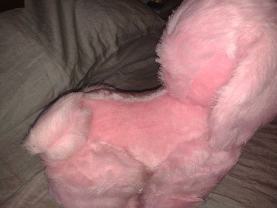 Cão de peluche cor de rosa