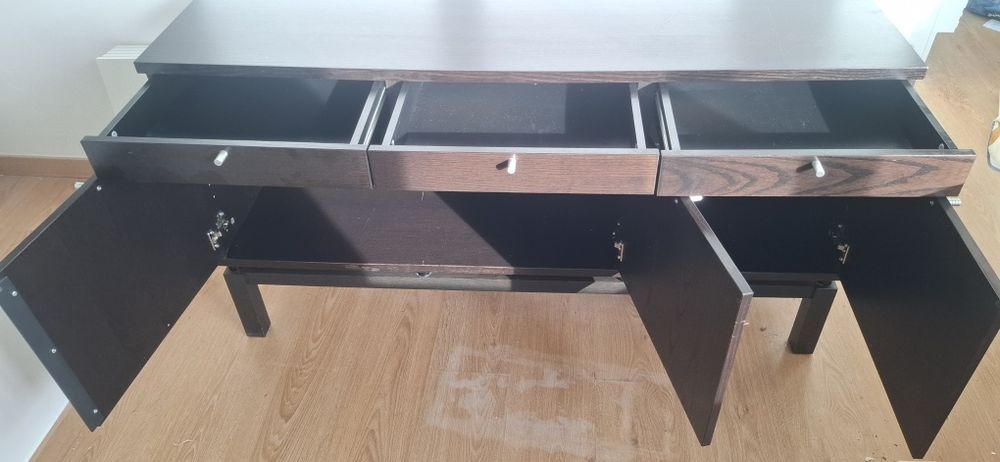 Aparador madeira escura IKEA, BJURSTA