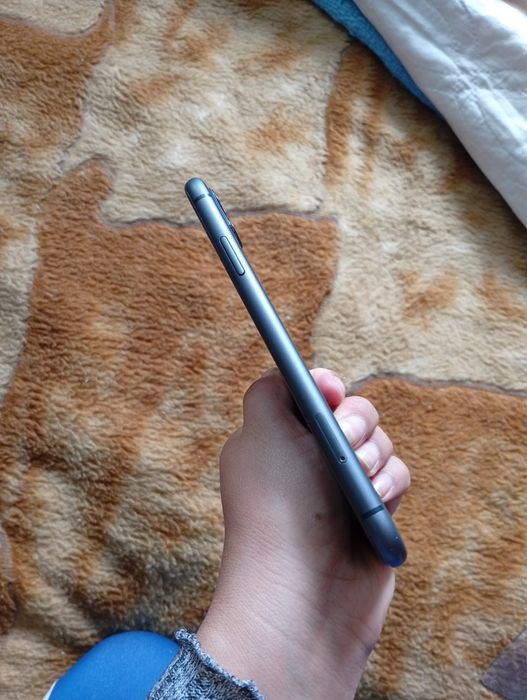 Selling iPhone 11 black