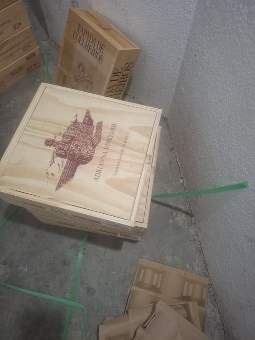 Vendo caixas de madeira com marcas de vinhos