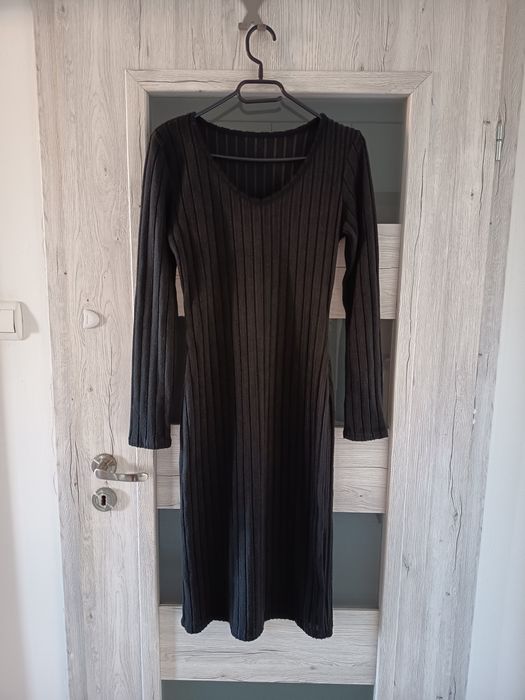 Długa sukienka, przylegająca z długim rękawem w kolorze czarnym