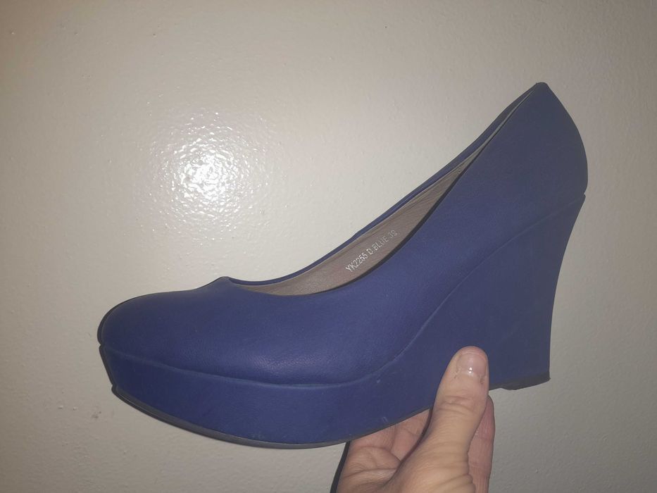 Półbuty czółenka na koturnie chabrowe kobaltowe szafirowe