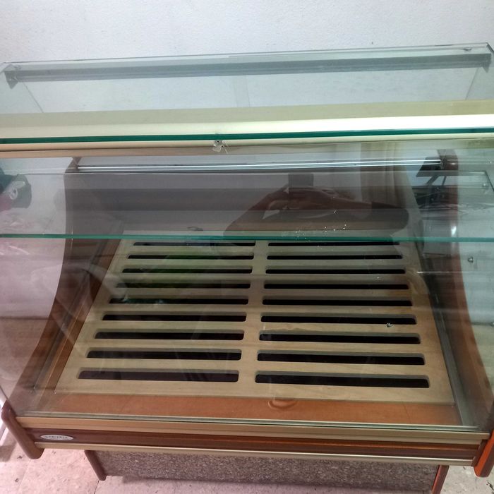 Montra/ vitrine para venda de pão