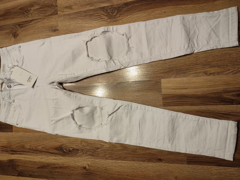 Spodnie białe z dziurami nowe z metką M