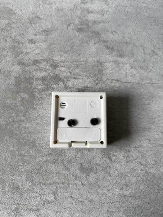 Maly bialy zegar z budzikiem