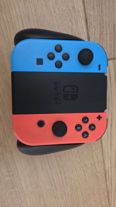 Zestaw 2 kontrolerów Joy Con do Nintendo Switch + grip