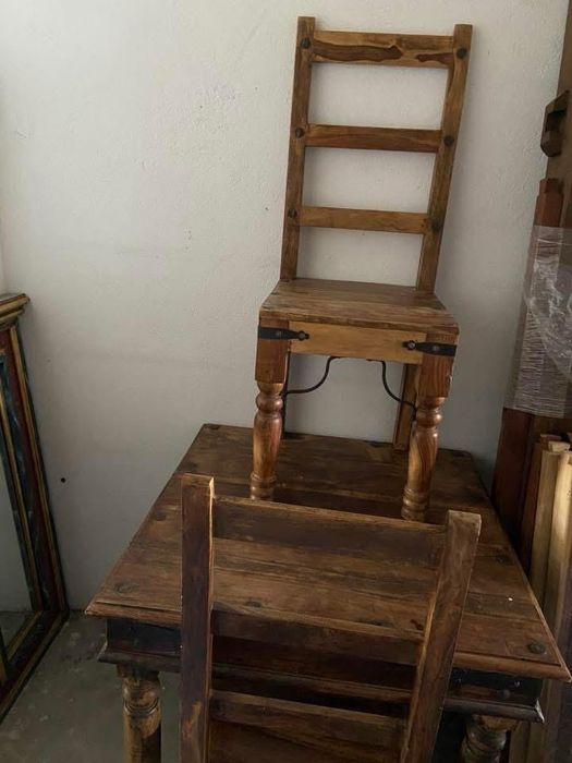 Mesa com 2 cadeiras em madeira