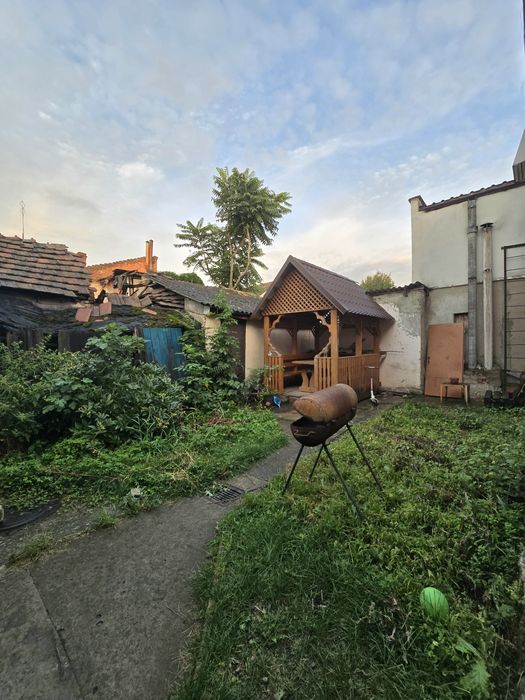 Продаж будинку-напівособняка розташований в спокійному районі міста