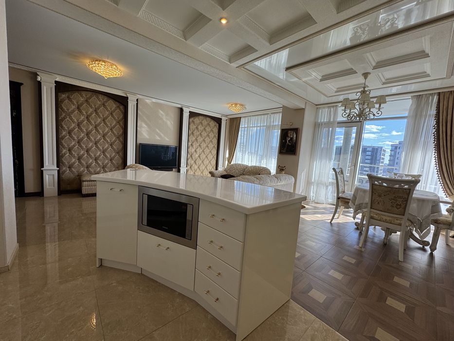 Без комісії Космополітан Сosmopolitan Дегтярівська 25А стильна класика