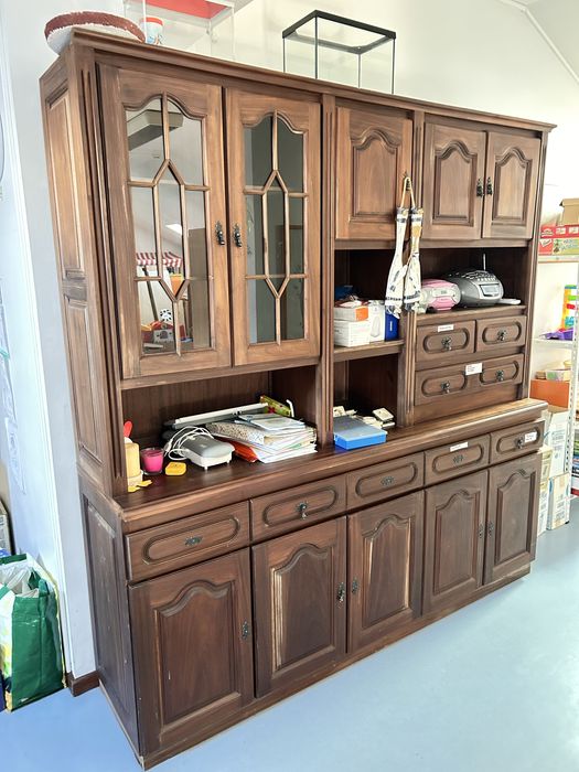 Armario de sala de madeira