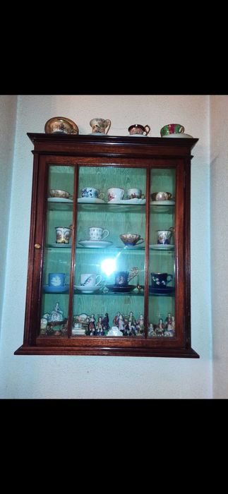 Vitrine com peças decorativas incluídas