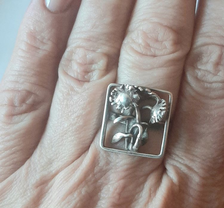 Ciekawy srebrny pierścionek