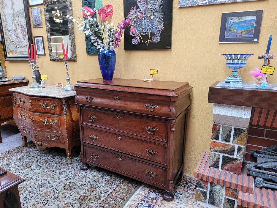 Cómoda muito antiga em madeira maciça em óptimo estado