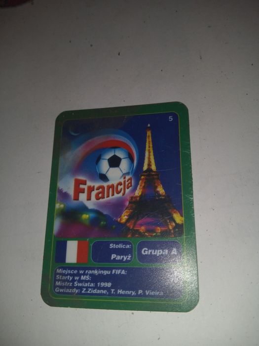 Karty z piłkarzami i pokemony