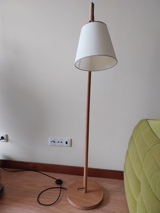 Candeeiro com linhas contemporâneas