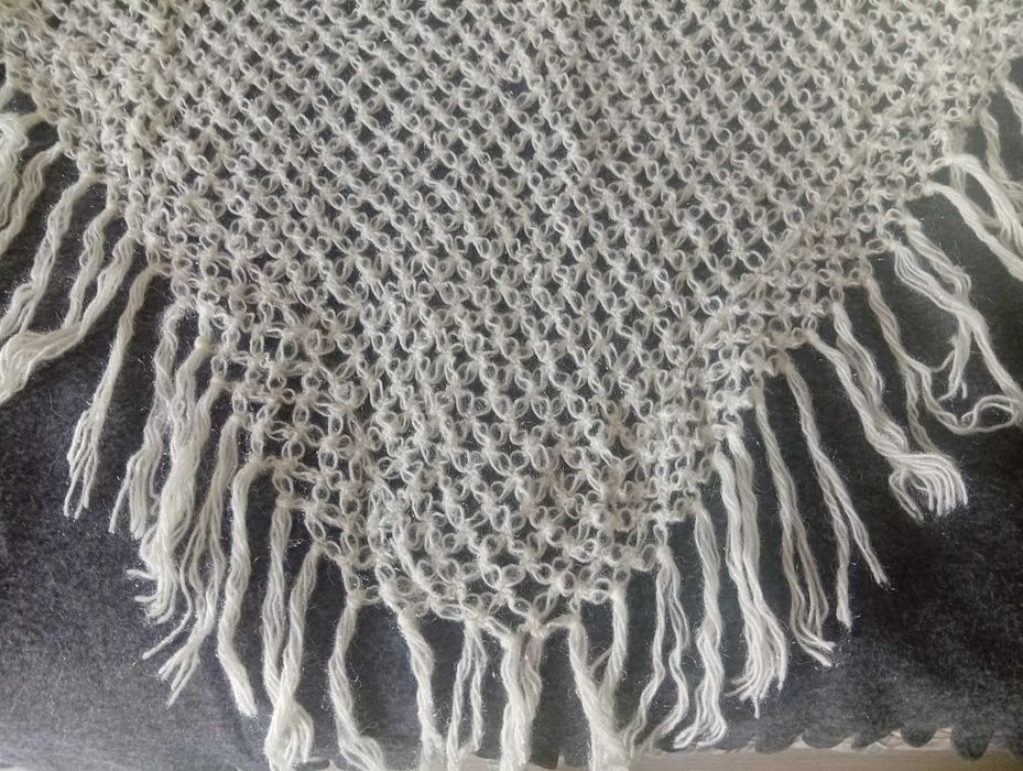 Lindo xaile em lã fina, branco pérola