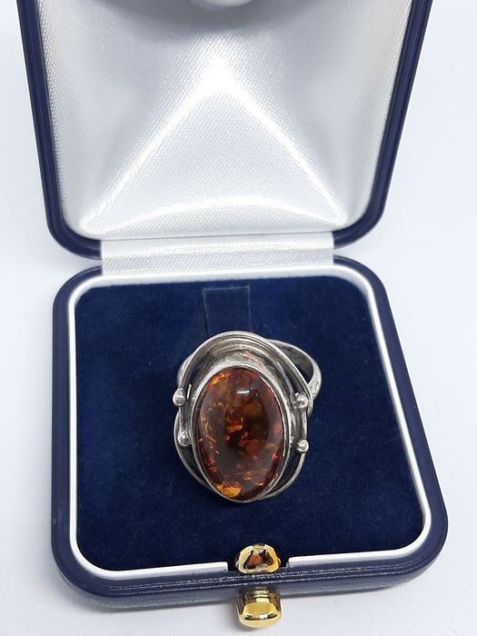 Piękny pierścionek ze srebra, srebro 925 z bursztynem