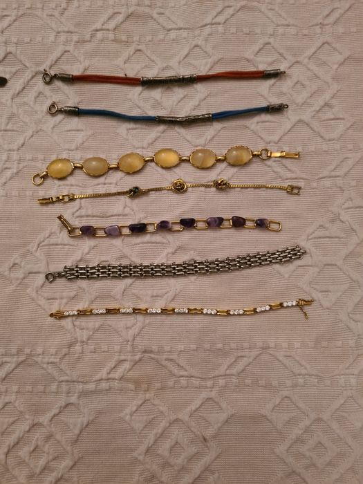 Colares, pulseiras, alfinetes e anéis
