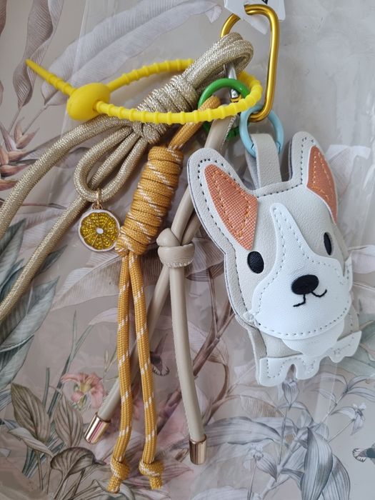 Brelok beżowy piesek damski