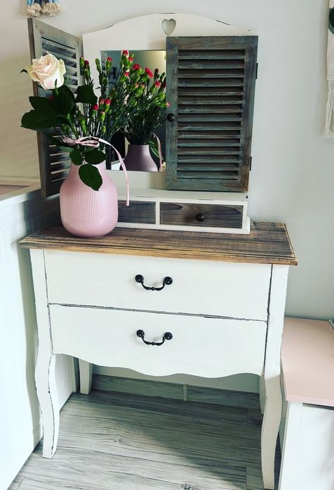 Toaletka w stylu shabby shic