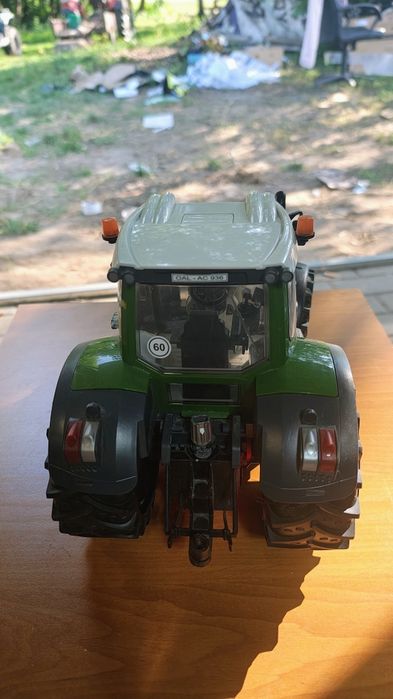 Bruder traktoe fendt