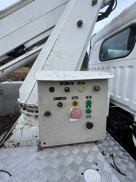 Carrinha com plataforma elevatória