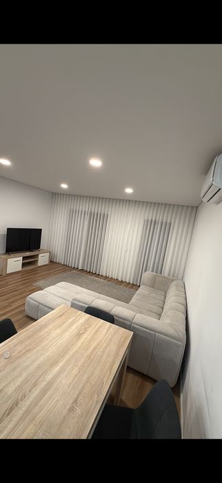 Conjunto de sala completo – Sofá em L + Móvel TV + Mesa com 4 cadeiras