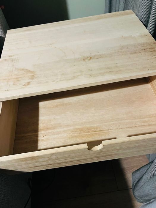 Dwa stoliki nocne z widocznymi plamami