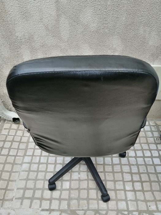 Cadeira de escritório em pele preta