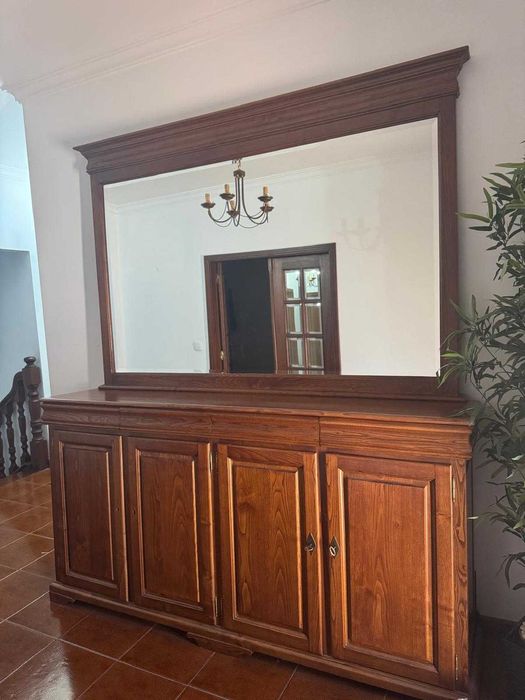 Armário de madeira com espelho grande