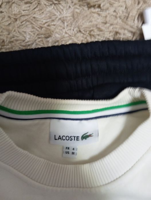 Це спортивний костюм Lacoste, який включає штани з органічної бавовни XH0075.
