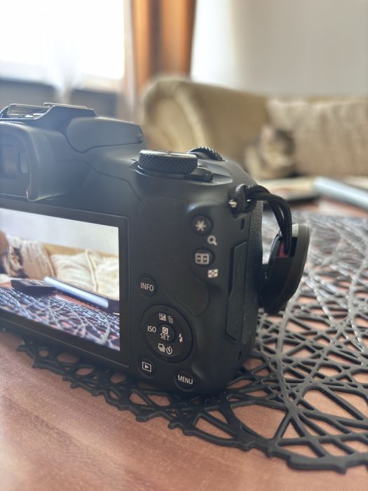 Aparat canon eos r100