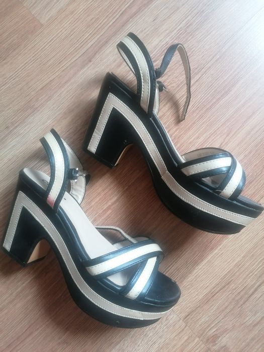 Sandały damskie na koturnie