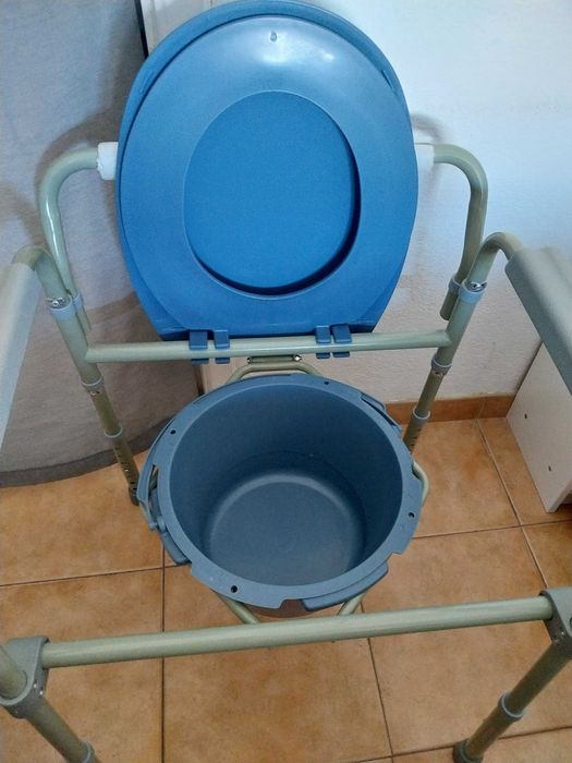Cadeira Sanitária Bacio Dobrável + Cueca Fralda Incontinência