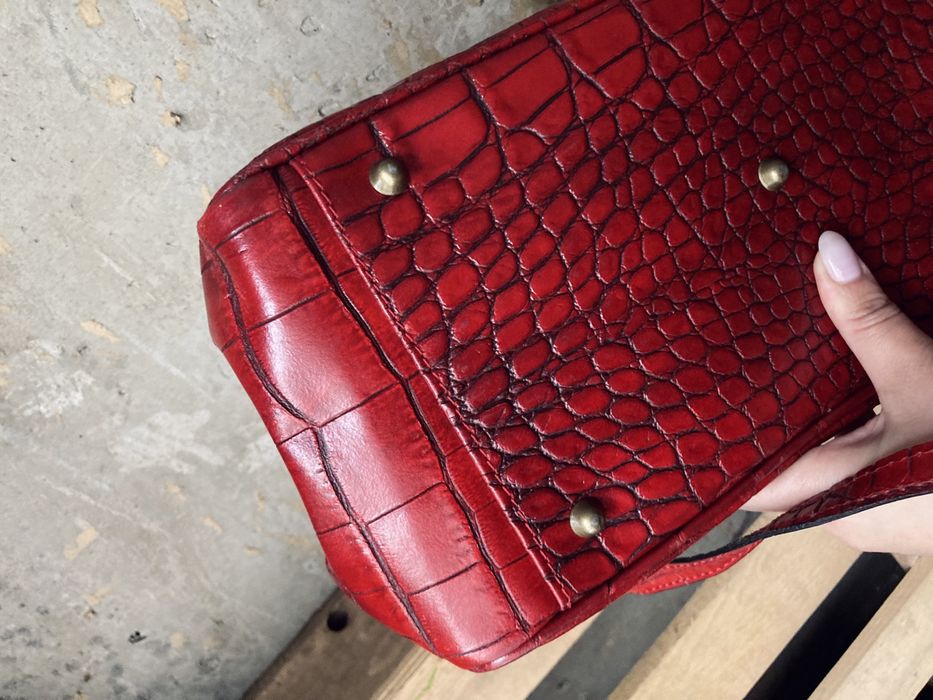 Італійська сумка у трендовому червоному кольорі