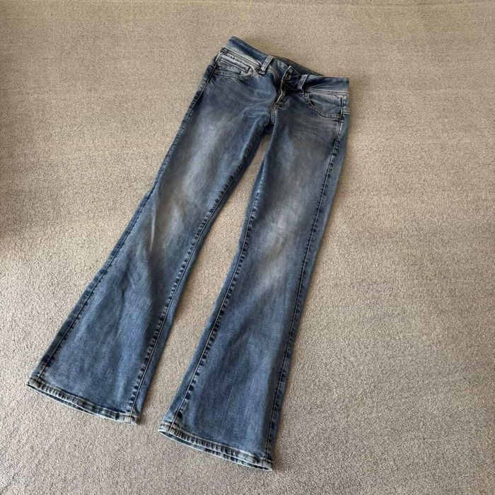 джинси кльош на низькій посадці