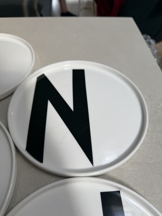 Zestaw talerzy Design Letters Arne Jacobsen