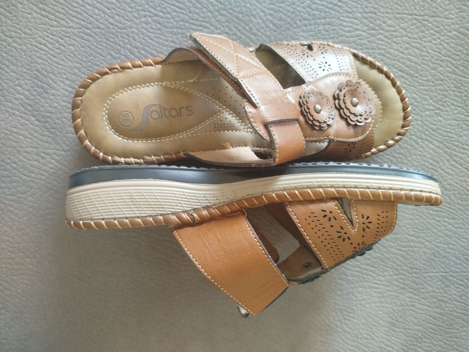 Sandália ajustável