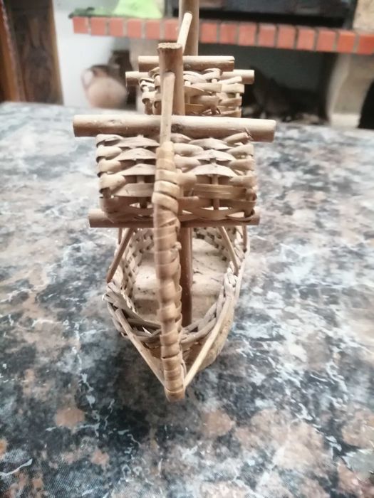 barco pequeno antigo , artesanal em madeira