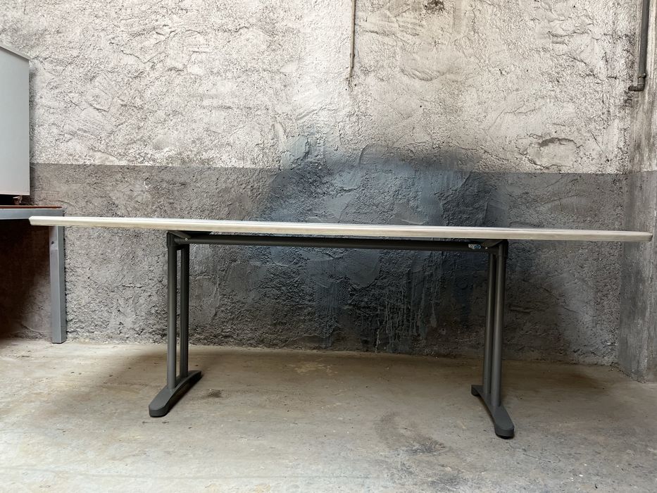 Mesa branca de reuniões