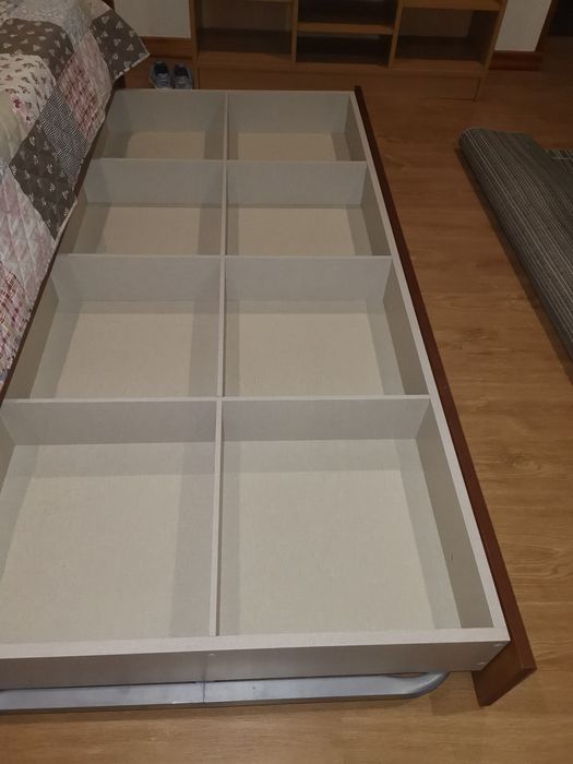 Cama  com arrumos por baixo