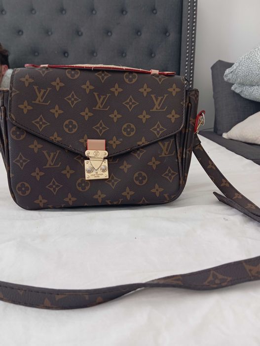 Louis Vuitton Pochette Métis em Monogram Canvas.
