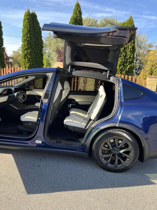 Tesla Model X 2022 року